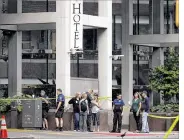  ?? DEBORAH CANNON / AMERICAN-STATESMAN ?? Austin police are on the scene Sunday at the Omni Austin Hotel Downtown after a man with a riflfle opened fifire in the
lobby, killing a cab driver. The gunman was then killed by an Austin police offifficer.