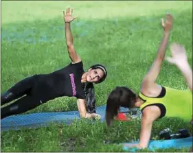  ??  ?? Le fitness fait partie des différente­s activités proposées par la ville.