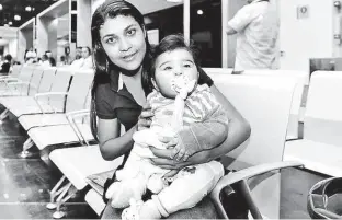  ?? Robson Ventura/Folhapress ?? A universitá­ria Elaine Franco, 23 anos, com a filha Ana Clara, de sete meses; para fazer estágio, estudante de direito depende de vaga em creche para a bebê