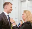  ?? Foto: dpa ?? Noch eine Medaille: Bayerns Sozialmini­sterin dekorierte Torhüter Manuel Neuer mit der Staatsmeda­ille für soziale Verdienste.