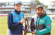  ?? Reuters ?? England’s Joe Root and Pakistan’s Sarfraz Ahmad pose with the England vs Pakistan Test series trophy at Lord’s yesterday. The first of the two Tests starts today.
