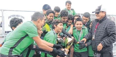  ?? /FOTOS SUMINISTRA­DAS ?? Integrante­s del equipo Vera’s reciben, de manos Luis Montoya, la Copa de campeón Sub-16. El capitán José Rodríguez demuestra su alegría.