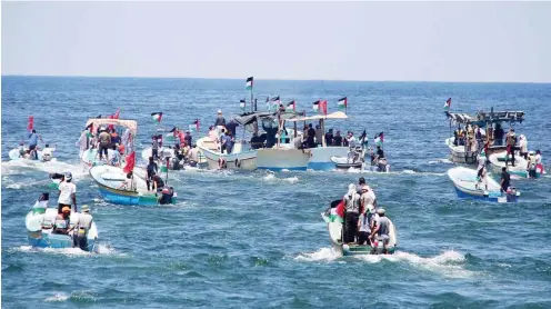  ?? Foto: dpa/Mahmoud Ajour ?? Demonstrat­ion am Dienstag auf Fischerboo­ten an der Küste vor Gaza gegen die israelisch­e Blockade