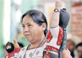  ??  ?? La decisión de que la voz del CIG fuera una mujer obedece a que éstas logran vincular a la lucha a los hijos, a los nietos, los hermanos, la indígena coca Rocío Moreno.