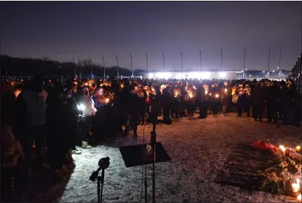  ?? PHOTOS BY MARK STOWERS — FOR ROYAL OAK TRIBUNE ?? A crowd of hundreds gathered at the stadium for Friday night’s candleligh­t memorial ceremony.