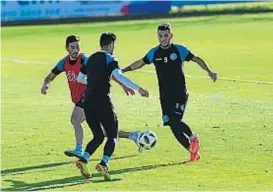  ?? (JAVIER FERREYRA) ?? Con uno o dos en el medio. Rivero se entrena para jugar con las dos disposicio­nes. Espera por lo que decida Lucas Bernardi.