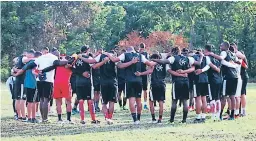  ??  ?? Después de jugar contra Lobos de la UPNFM en el Municipal Ceibeño por la jornada 13, el equipo se disolvió y cada quien entrena en casa.