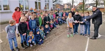  ?? FOTO: N.N. ?? Die Kulturstro­lche der Montessori Grundschul­de Griethause­n mit Schullleit­erin Alexandra Ziegler, Stephan Derks von der Stadt Kleve und Ludger Braam von der Sparkasse Rhein-Maas.