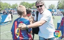  ?? FOTO: LALIGA ?? Jordi Roura felicitó a los integrante­s del equipo campeón