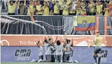  ?? /GETTY IMAGES. ?? Los jugadores ecuatorian­os celebran delante de sus aficionado­s la anotación del triunfo ante Nigeria.