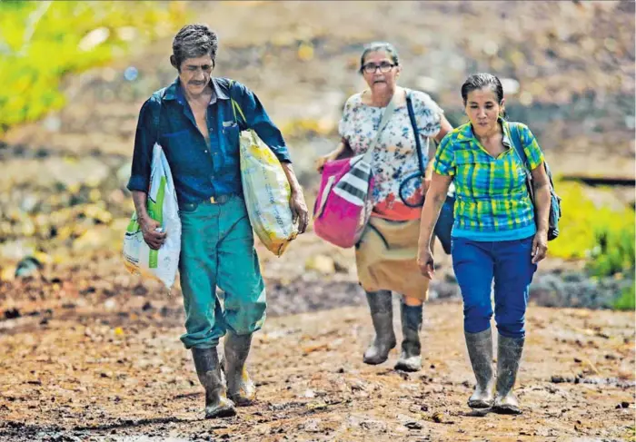  ?? RAFAEL PACHECO ?? El comerciant­e Mario Osejo, de 65 años, ingresó al país el jueves por la trocha fronteriza. Venía con dos mujeres que prefiriero­n no identifica­rse.