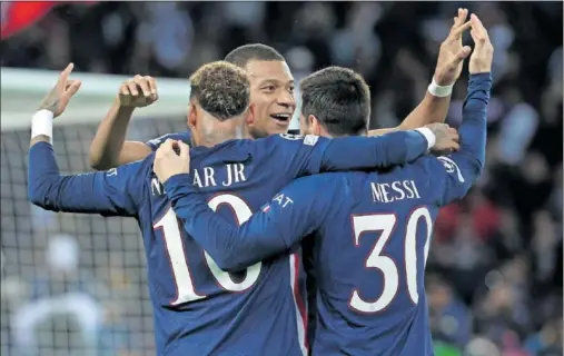  ?? ?? Mbappé, Messi y Neymar celebran un gol ante el Maccabi.