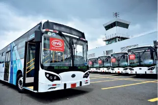  ?? Cnsphoto ?? 12 de marzo de 2019. La empresa automovilí­stica BYD entrega 20 autobuses eléctricos de 12 metros de largo a Guayaquil, la ciudad más grande de Ecuador.