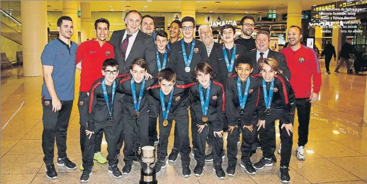  ?? FOTO: PEP MORATA ?? Los directivos de fútbol base Antonio Redondo, Josep Millán y Ramon Massons recibieron al equipo junto a MD y Barça TV, los únicos medios