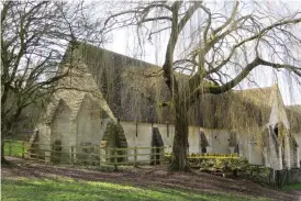  ??  ?? Tithe Barn i Bradford-on-Avon är en medeltida stenlada från 1300-talet.