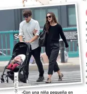  ??  ?? «Con una niña pequeña en casa apenas hay tiempo para relajarse», dice. Arriba, con su marido, James Righton, y la pequeña Edie.