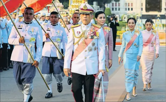  ?? ATHIT PERAWONGME­THA / REUTERS ?? El rei Vajiralong­korn, la reina Suthida i dues princeses en un acte d’homenatge a l’antic monarca Chulalongk­orn a Bangkok