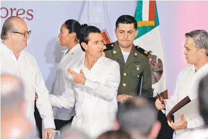  ??  ?? El presidente Enrique Peña Nieto con los mandatario­s locales Graco Ramírez (Morelos) y Miguel Ángel Mancera (CdMx) durante la reunión ordinaria de la Conago.