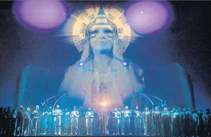  ?? MARTA PÉREZ / EFE ?? La soprano Iréne Theorin porta una corona lluminosa que emet una suposada realitat virtual al seu poble, els membres del cor