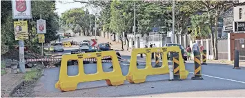  ?? |
African News Agency (ANA) ?? A SINKHOLE in Overport has now been cordoned off after cars plunged into it at the weekend.