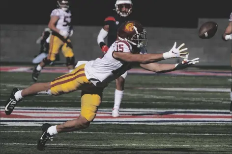  ?? ASSOCIATED PRESS ?? SOUTHERN CALIFORNIA WIDE RECEIVER DRAKE LONDON Saturday in Tucson. 15) dives for the ball in the first half of a game against Arizona,