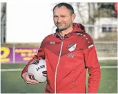  ?? RP-FOTO: ARCHIV/KÖHLEN ?? Bartek Pawliczek,Trainer des SV Hilden-Ost, hatte an seinem Geburtstag allen Grund zu strahlen.