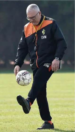  ?? FOTO TOM GOYVAERTS ?? Van Meir houdt een balletje hoog op training.