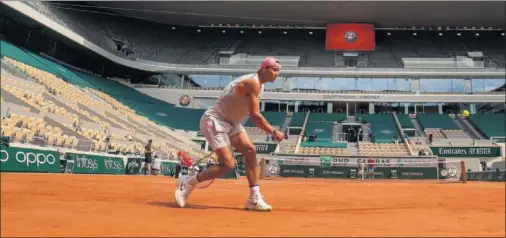  ??  ?? Rafa Nadal practica durante uno de sus entrenamie­ntos en la pista Philippe Chatrier de Roland Garros en París.