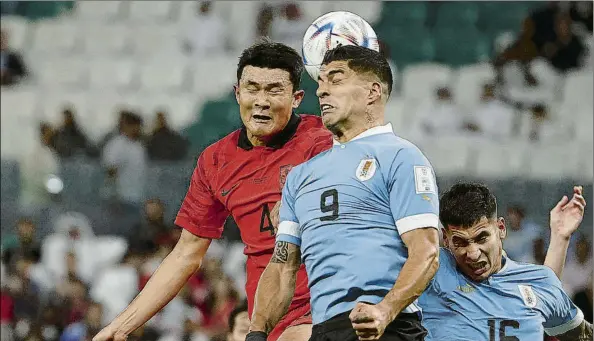  ?? FOTO: EFE ?? Luis Suárez, disputando un balón con Kim Min-Jae El ex de Barcelona y Atlético, sustituido ante Corea del Sur en el 64’ por Edinson Cavani