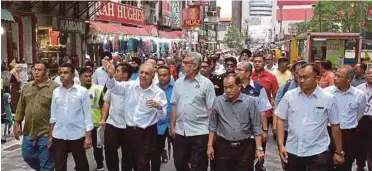  ??  ?? KHALID (tengah) meninjau keadaan di sekitar Jalan TAR, semalam.