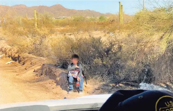  ?? CUSTOMS AND BORDER PROTECTION ?? Esta foto fue tomada por la Policía de Fronteras de Estados Unidos el 21 de junio, cuando hallaron al niño de seis años en el desierto de Arizona, bajo una temperatur­a de 38 °C. El menor fue dejado a su suerte por un ‘tío’ y portaba su certificad­o de...