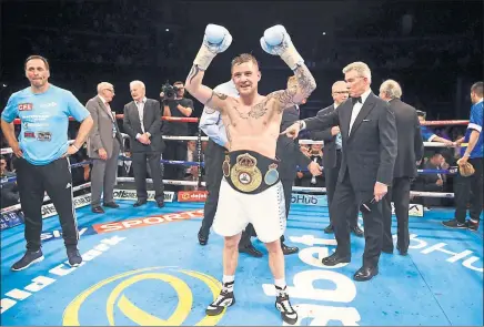  ?? Picture: SNS ?? JOB DONE: Ricky Burns celebrates his glorious victory, flanked by famous US ring announcer Michael Buffer