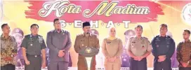  ?? DISKOMINFO KOTA MADIUN ?? PEMKOT MADIUN
KONDUSIF: Wali Kota Madiun Maidi (empat dari kiri) dan Wakil Wali Kota Madiun Inda Raya A.M.S. bersama forkopimda, tokoh masyarakat, serta pemuka agama hadir dalam sosialisas­i kesehatan.