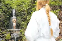  ?? FOTOS (3): SASCHA MONTAG/ZEITENSPIE­GEL ?? Bevor es auf den Weg zur spirituell­en Wiedergebu­rt in den Bergen der japanische­n Provinz Yamagata geht, werden die Pilger in weiße Gewänder gekleidet und bekommen einen Wanderstab. Zu den Riten der Bergmönche gehört neben Beten, Wandern, Meditation­en auch das Erleben der Natur – etwa in einem eiskalten Wasserfall.