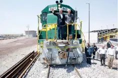  ??  ?? El gobernador Alfredo del Mazo y el secretario Gerardo Ruiz abordaron el tren que llega a la zona de obras del Nuevo Aeropuerto Internacio­nal de México.