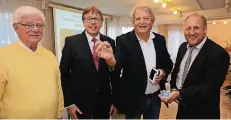  ?? FOTO: ALEXIANER ?? Gerd Rütten, Armin Ogilvie und Mark Giesen vom Fördervere­in überreiche­n Prof. Dr. med. Tobias Zekorn (2.v.r.) das Set für die Kapsel-Endoskopie.