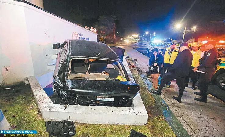  ??  ?? BULEVAR LOS PRÓCERES GABRIELA MARÍTZA GONZÁLEZ, DE 22 AÑOS, SE ACCIDENTÓ EN EL BULEVAR LOS PRÓCERES. SEGÚN LA CONDUCTORA OTRO VEHÍCULO QUE CIRCULABA EN LA ZONA HIZO QUE PERDIERA EL CONTROL.