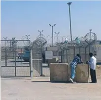  ?? (Ben Hartman) ?? AFRICAN MIGRANTS chat outside the Saharonim detention center in the South last October.