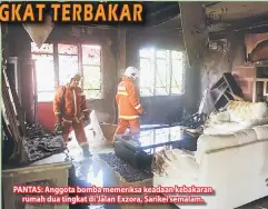  ??  ?? PANTAS: Anggota bomba memeriksa keadaan kebakaran rumah dua tingkat di Jalan Exzora, Sarikei semalam.