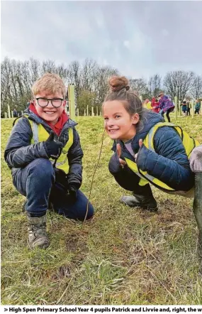  ?? ?? > High Spen Primary School Year 4 pupils Patrick and Livvie and, right, the woodland site where High Spen Primary School pupils have planted trees