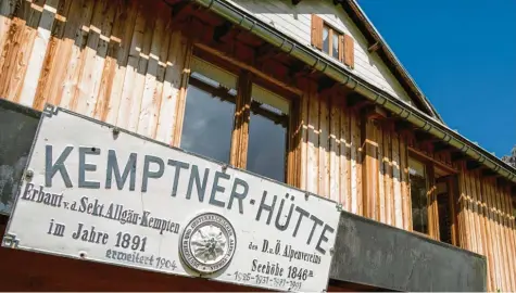 ?? Fotos: Ralf Lienert, Florian Veith ?? Die Kemptner Hütte in den Oberstdorf­er Bergen war das eigentlich­e Ziel des orientieru­ngslosen Wanderers.