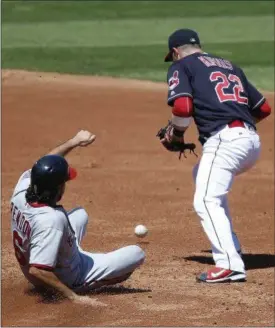  ?? RON SCHWANE — THE ASSOCIATED PRESS ?? The Indians’ Jason Kipnis bobbles the exchange after forcing out the Nationals’ Anthony Rendon at second base, preventing him from turning a double play during the first inning.