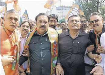  ?? PARDEEP PANDIT/HT ?? (From left) BJP leader KD Bhandari, state party chief Shwait Malik and former minister Manoranjan Kalia during the party’s padyatra against the state government in Jalandhar on Tuesday.