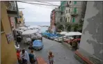  ??  ?? A Riomaggior­e, les terrasses de restaurant­s envahissen­t les trottoirs de la rue principale qui conduit à la mer.