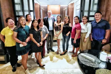  ??  ?? Dusit D2 Davao Hotel and Dusit Thani Residence Davao general manager Christophe­r Wichlan and marketing communicat­ions manager Kathy Calilao with members of Davao Digital Influencer­s, Inc