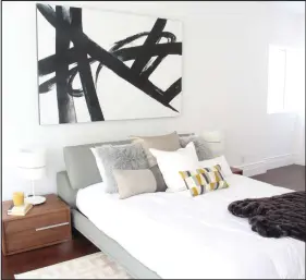  ??  ?? Low, sleek furniture helps maximize space in this second bedroom. (Design Recipes)