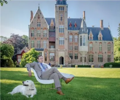  ?? Christophe De Muynck ?? Bart De Wever voor het Kasteel van Loppem. Koning Albert I stelde na de Eerste Wereldoorl­og vanuit hetzelfde kasteel een regering samen die besliste over het algemeen enkelvoudi­g stemrecht.