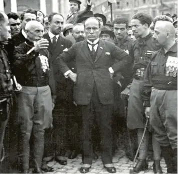  ?? Foto: Imago ?? Benito Mussolini im Jahr 1922 beim Marsch auf Rom im Kreise von Getreuen.