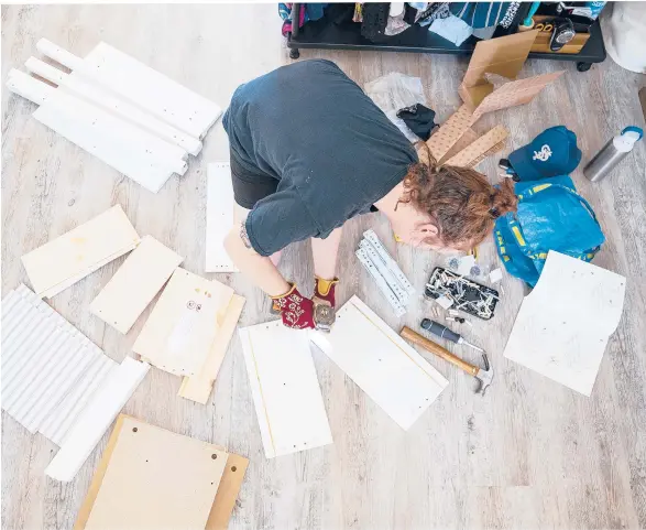  ?? ALEX KORMANN/MINNEAPOLI­S STAR TRIBUNE ?? Molly McGee builds a Hemnes nightstand from Ikea on Sept. 7 for Kirsten Berg. She previously built Berg’s eight-drawer dresser from the same collection. The process took McGee under 45 minutes.