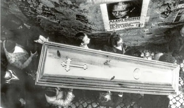  ?? Foto: UPI, dpa (Archivbild) ?? Mai 1978: Männer tragen den Sarg des ermordeten italienisc­hen Politikers Aldo Moro zu einem Dorffriedh­of unweit von Rom. Anderthalb Jahre zuvor hatten Terroriste­n der Roten Brigaden den Vater von Giorgio Bazzega getötet.